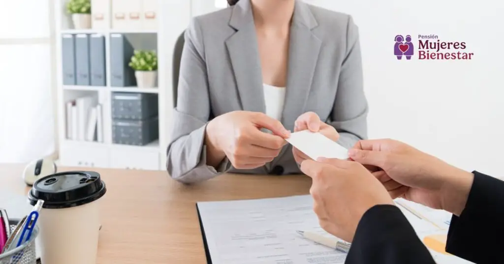 después de entregar documentos en Mujeres con Bienestar